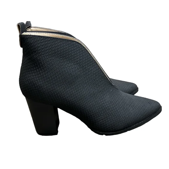 New without box Journee Collection Bellamy size 6 with vegan leather and deep V - Picture 2 of 7
